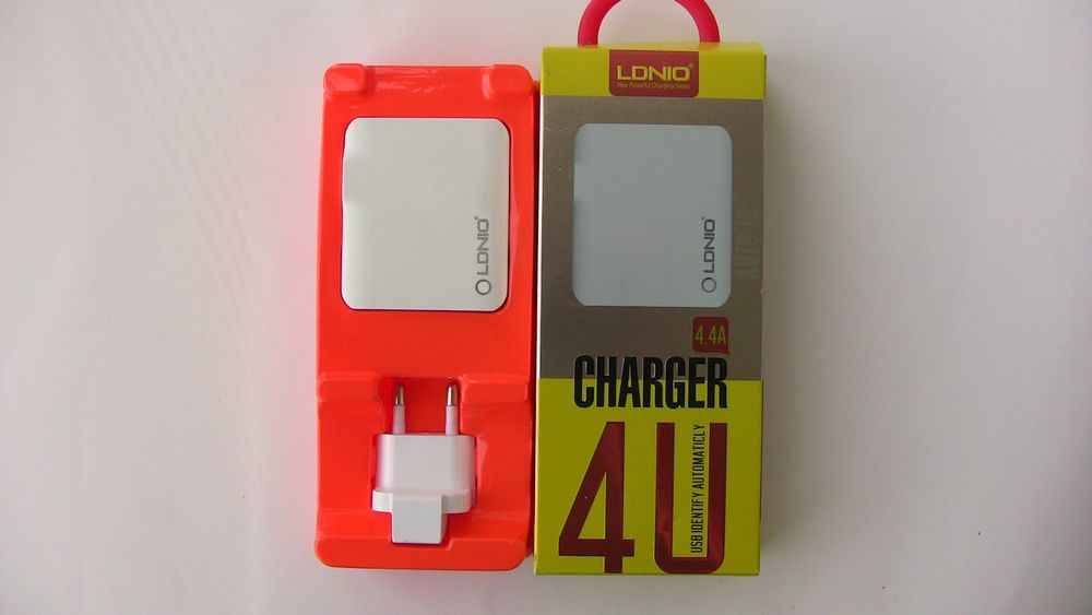 Мережевий зарядний пристрій LDNIO 4U на 4 USB виходи.