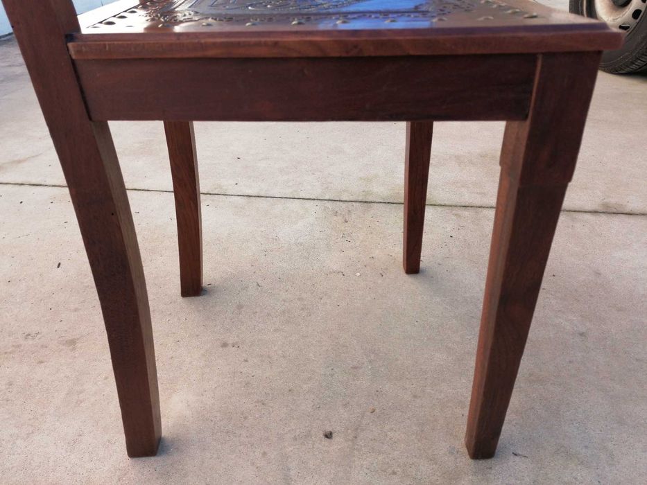 Cadeira com assento em pele ornamentado