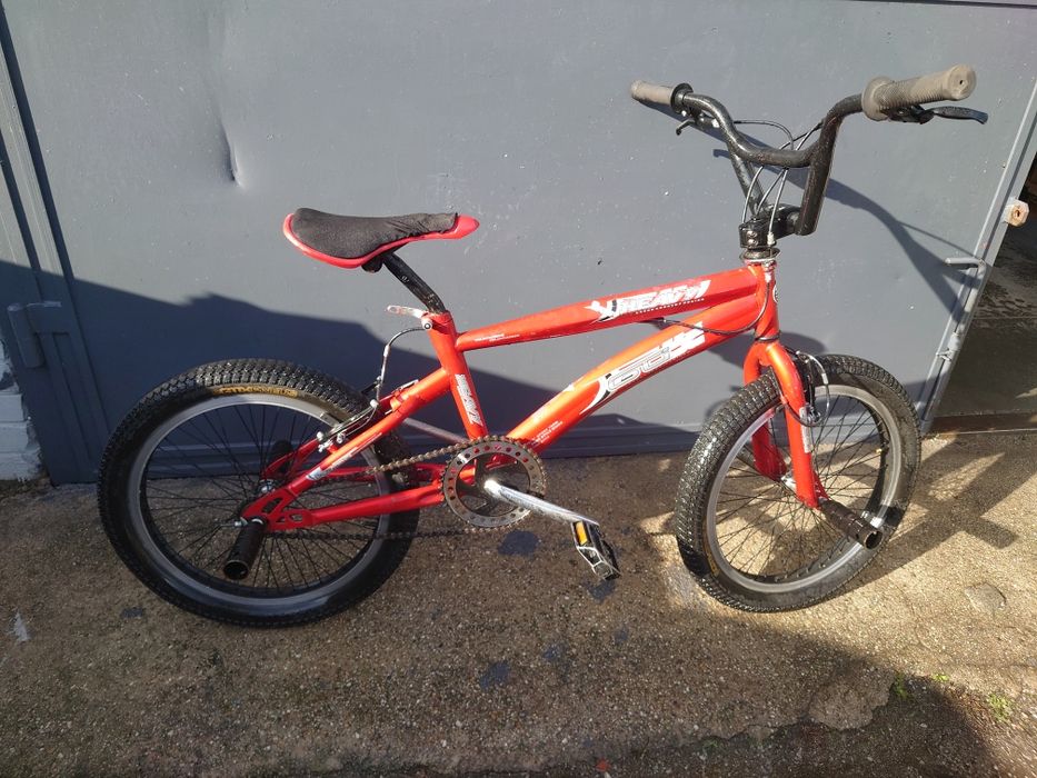 Rower BMX z pegami