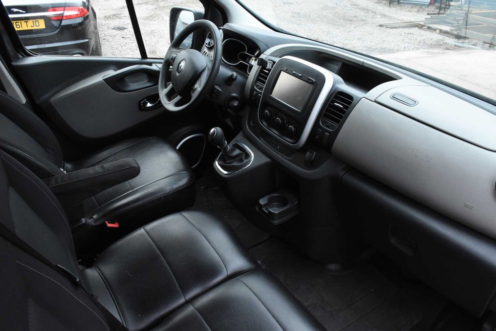 Renault Trafic 3 2017 - wnętrze fotele podsufitka tapicerka wykładzina