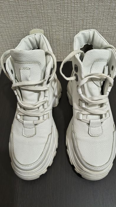 Кросівки жіночі шкіряні