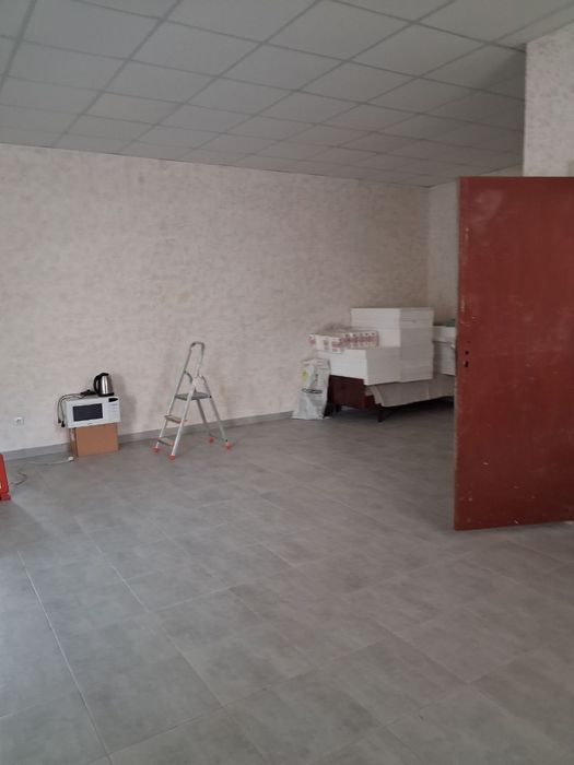 Продам приміщення 140 м2  під магазин , салон краси