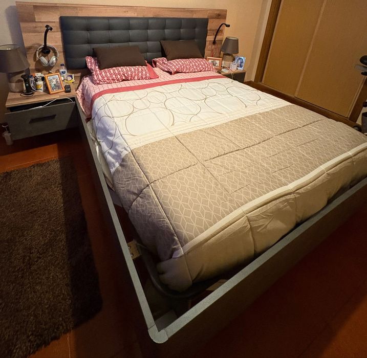 Cama e mesa de sala