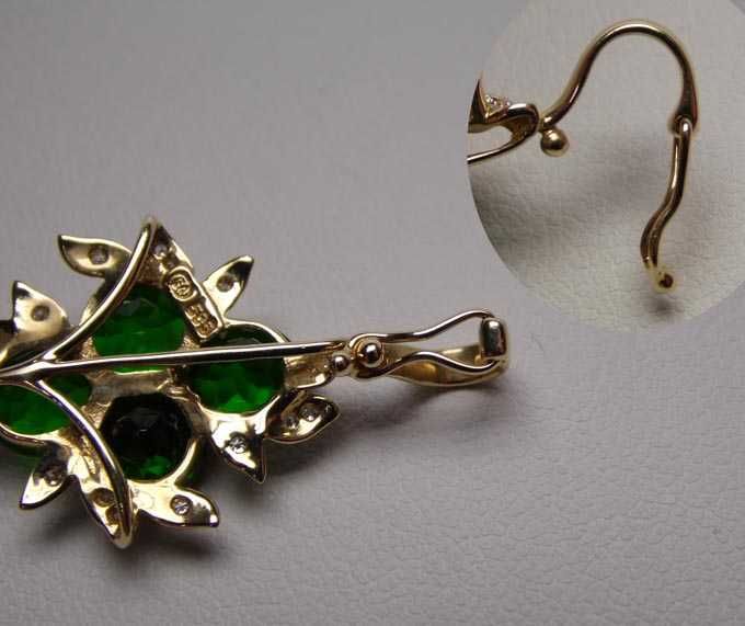 Złota zawieszka zielone diopsydy chromowe i diamenty.