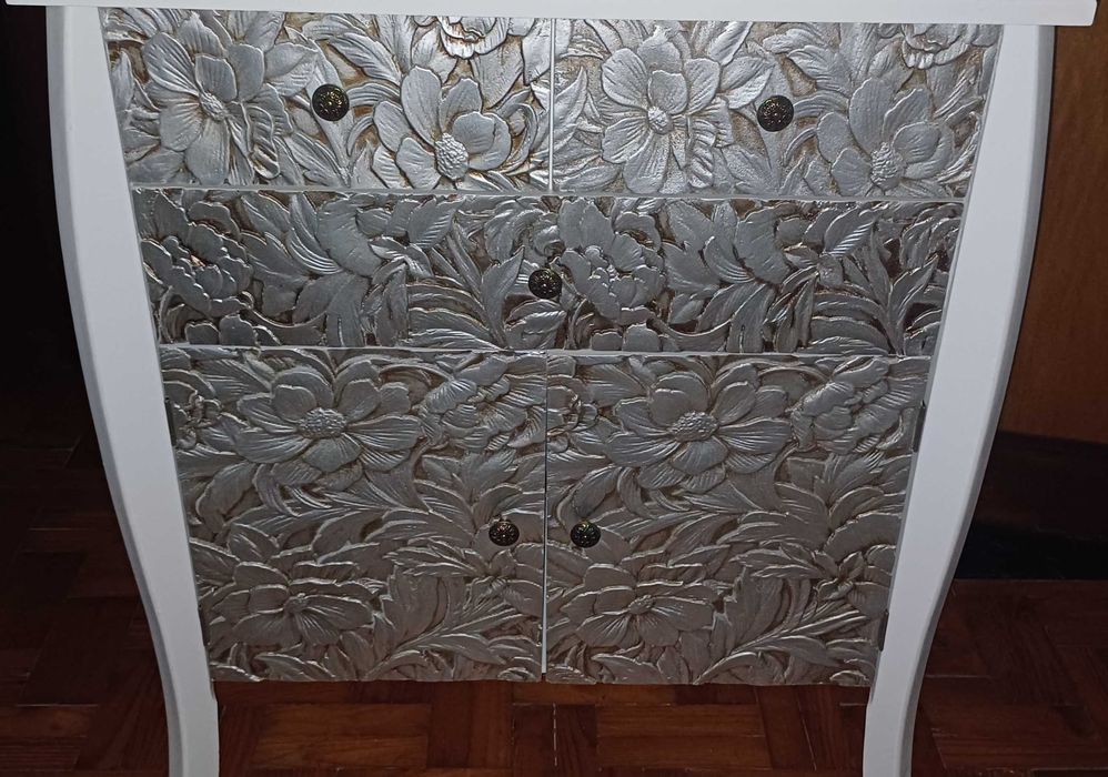 Cômoda Laqueada Branca com Detalhes em Relevo Prateado e Dourado