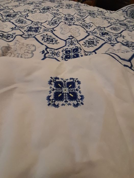 Toalha integralmente bordada à mão ponto cruz