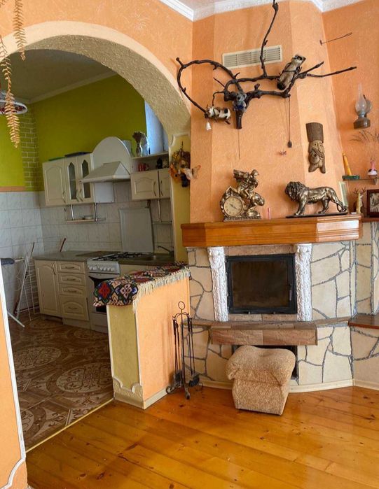 Здається будинок можливо на  дві родини.