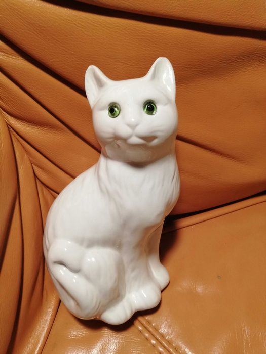 Ceramiczna figurka kota szklane zielone oczy