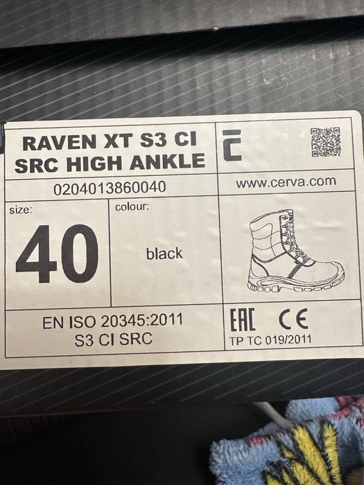 Захисні черевики з металевим підноском.