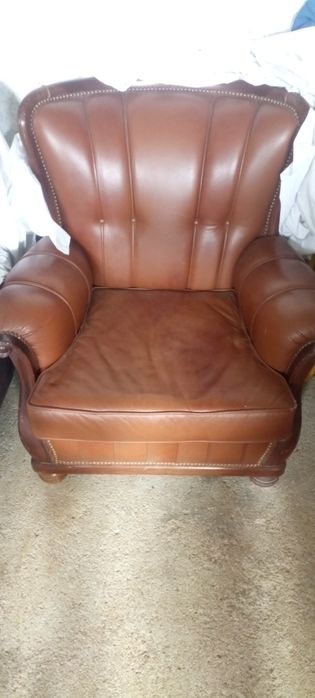 Sofás em pele e madeira maciça