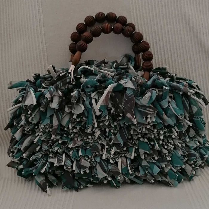 Mala de trapilho em tons verde, azul, cinza