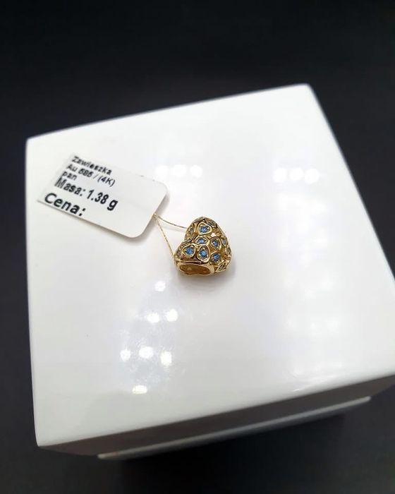 Złoty Charms Serduszko zdobiony Cyrkoniami