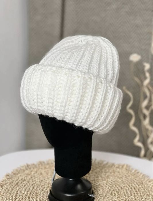 Шапка з відворотом вʼязана