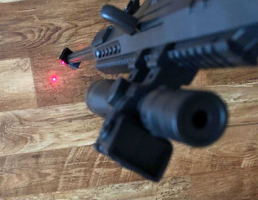 Снайперська гвинтівка з лазерним прицілом на сошках