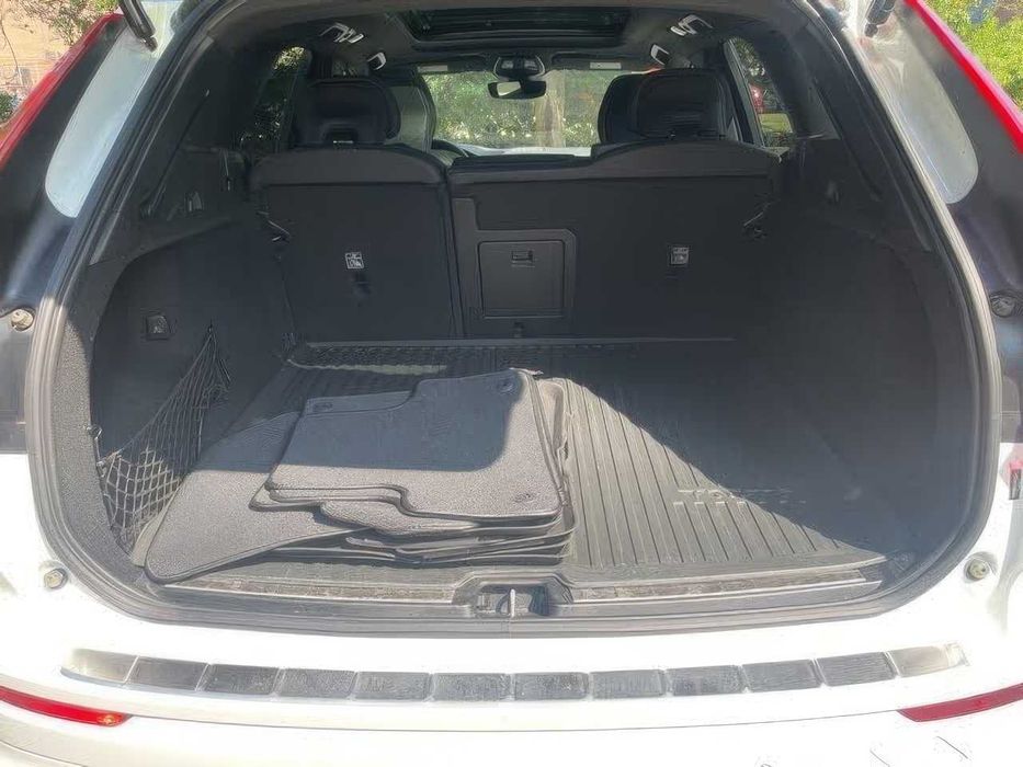 Volvo XC60 B6 R-Design      2022