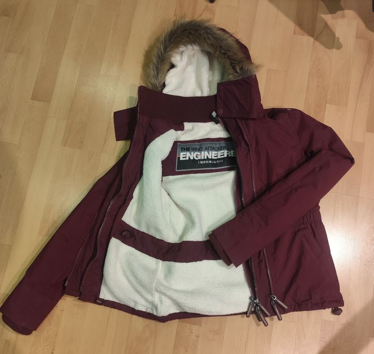 Bordowa Kurtka Superdry z serii Wind Attacker Engineered
Seria: The Wi