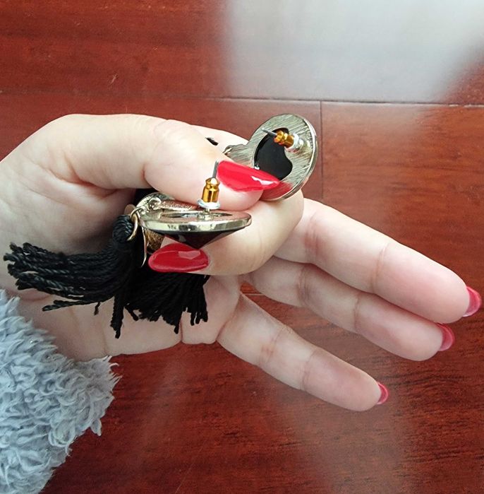 Brincos em tons de preto e dourado