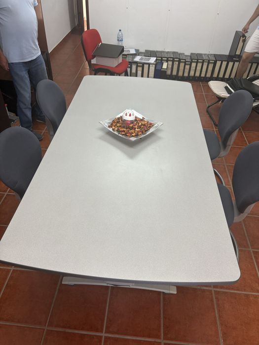 Venda de mesa de reunioes com 4 cadeiras