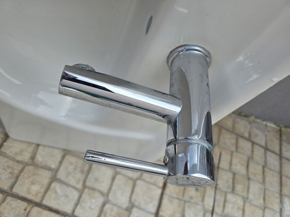 Lavatório casa de banho com torneira de inox