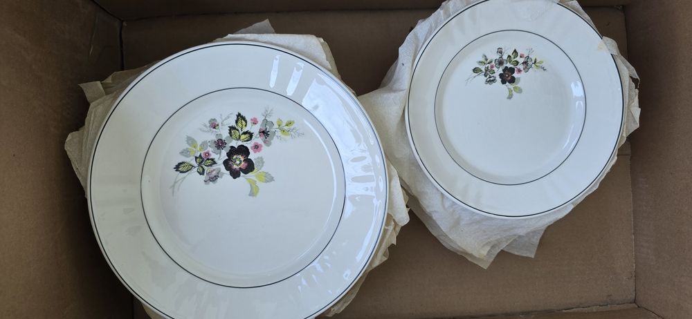 12 pratos razos e 12 pratos sobremesa da fabrica de loiças de Sacavem
