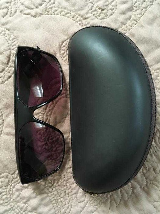 модні сонцезахисні окуляри з чохлом