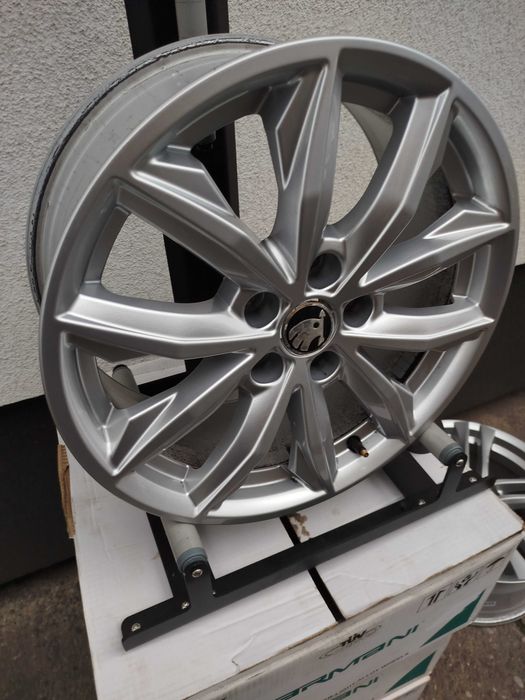 A819# Felgi aluminiowe 7.0" x 17" 5x112 ET 35 SKODA  Octavia  Superb
