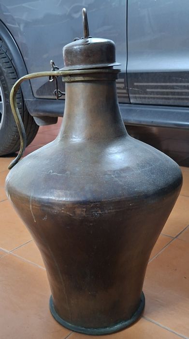 Pote em cobre antigo em bom estado