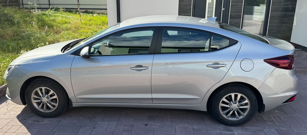 Автомобіль Hyundai Elantra 1.6 2019 рік