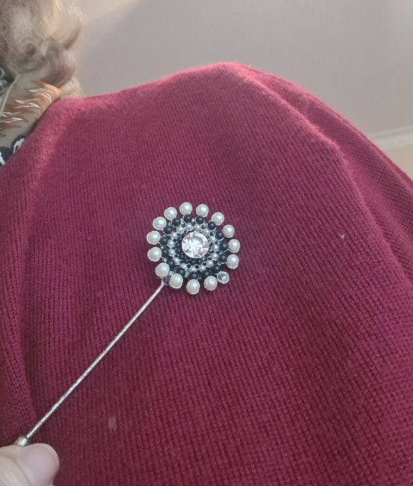 Alfinete / pregadeira em pérolas e prateado