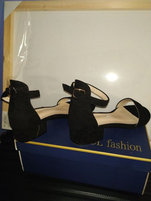 Sapatos pretos novos