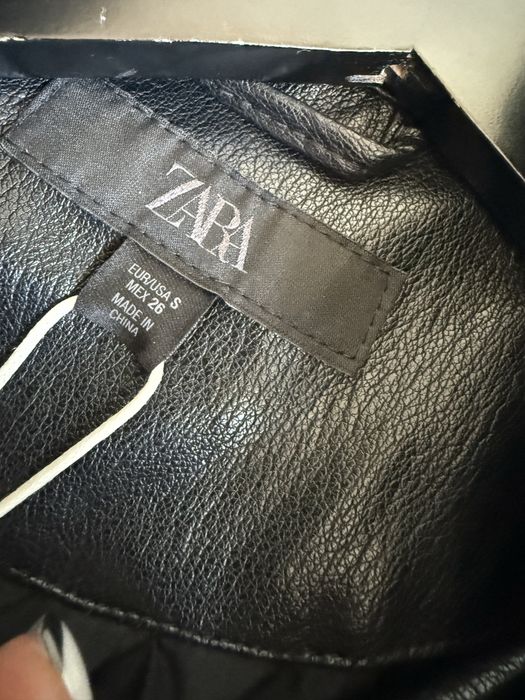Вкорочена куртка бомбер з еко шкіри Zara