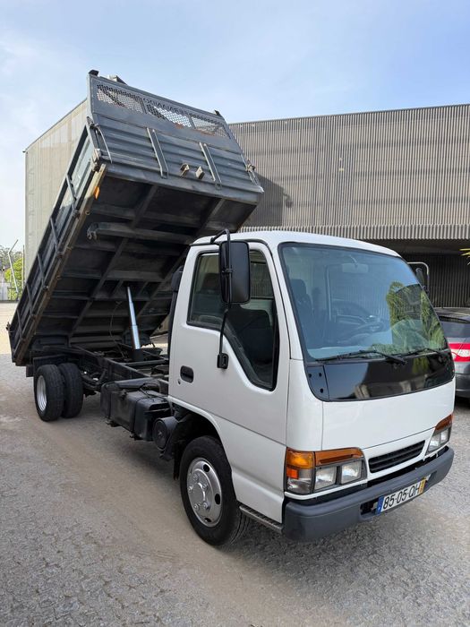 Carrinha isuzu tribasculante