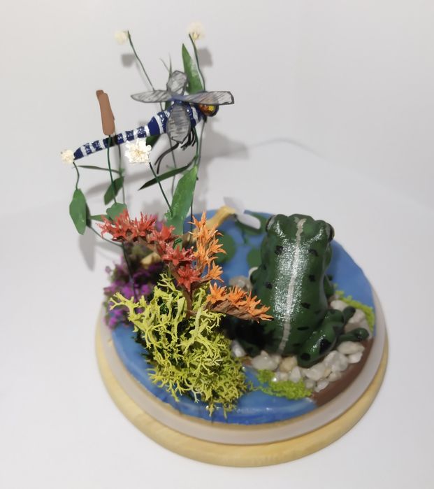 Ozdobny słoik z żabą i ważką Diorama