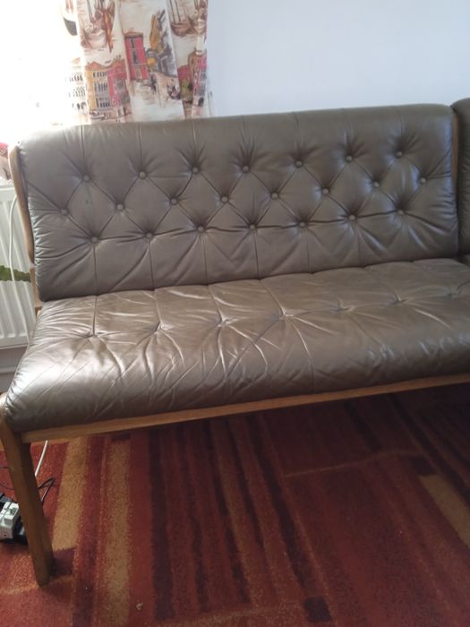 Продам кухонний куток б/в . Основа дуб а сидіння шкіряні ,