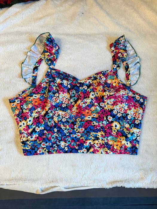 Top w kwiaty wiązany z tyłu