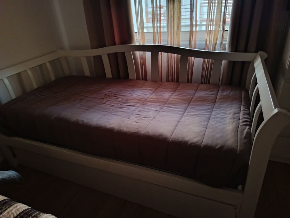 Cama dupla com colchões em ótimo estado