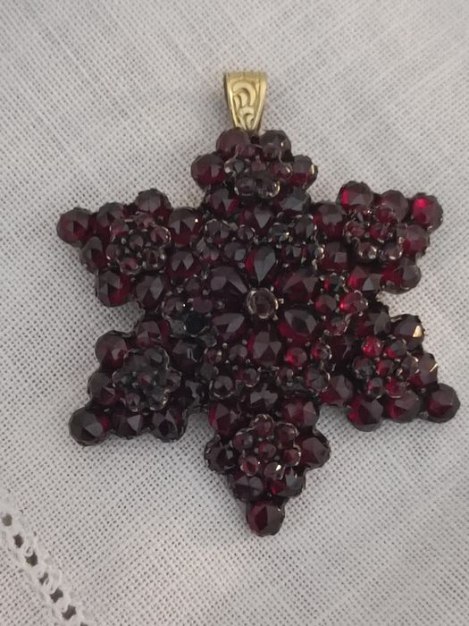 Гранаты  Кулон.Австро-Венрия.Роскошные пиропы