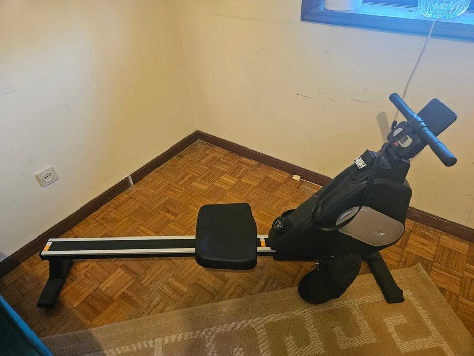 Máquina de remo cor preto