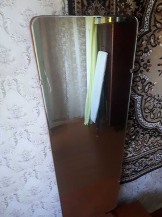 Трюмо з дзеркалом