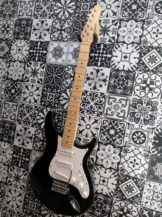Guitarra Elétrica Behringer (Preta) - Com Setup e Ação Baixa