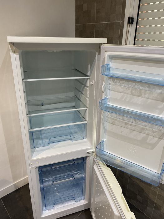 Frigorífico branco médio em ótimo estado