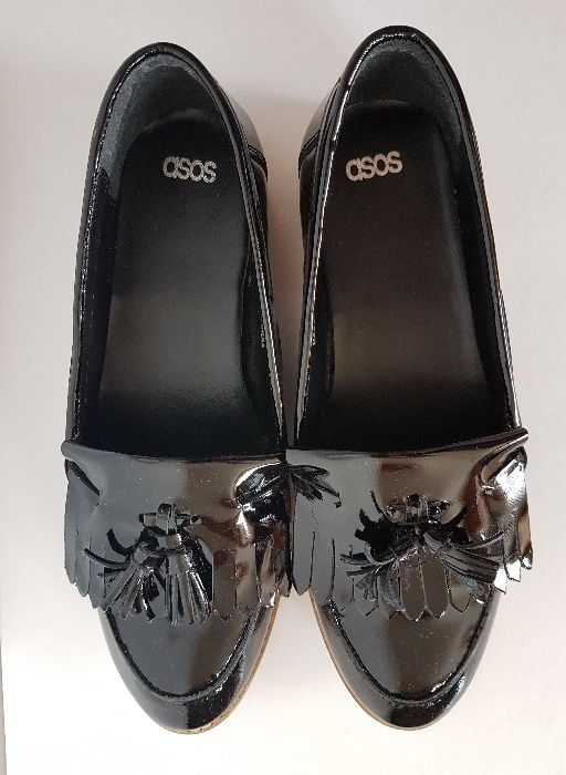Modne lakierowane buty marki Asos Mokasyny