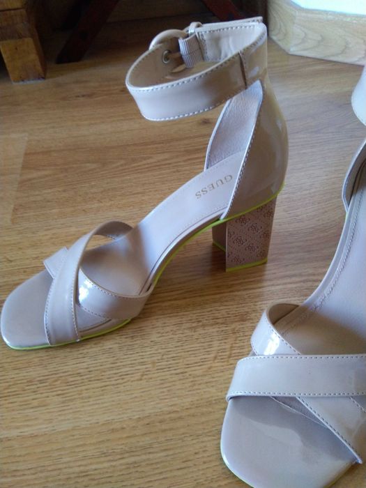 Sandálias Guess Novas