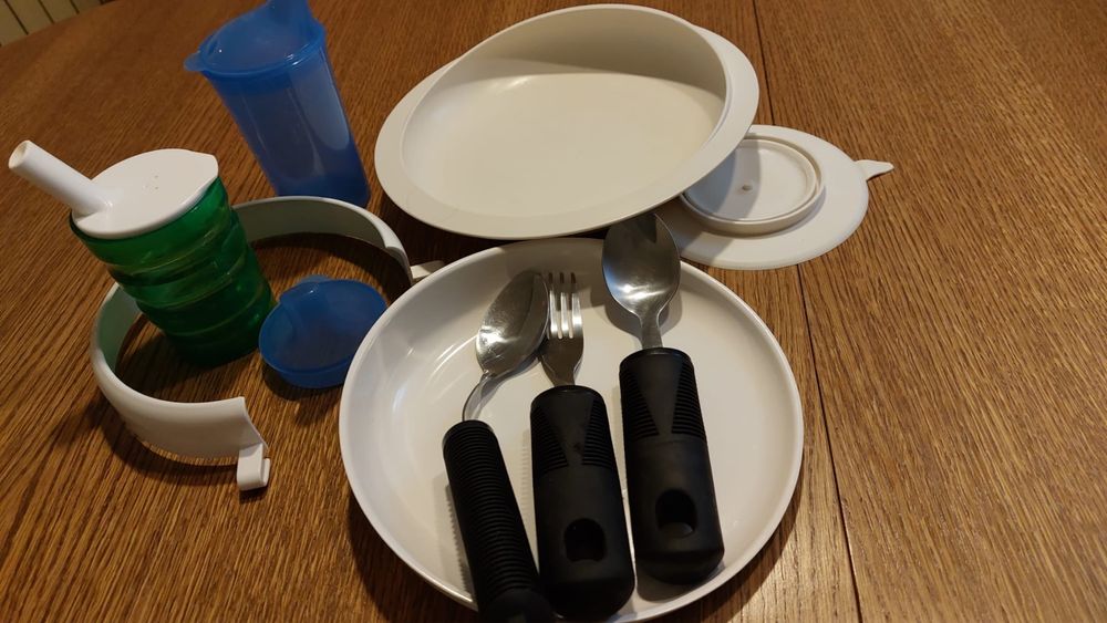 Sztućce, talerzyki, kubki dla osoby z niedowładami, chorych Alzheimer