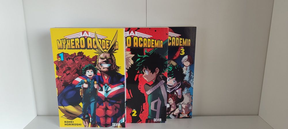 Vendo volumes 1 a 3 do manga My Hero Academia, edição da Devir