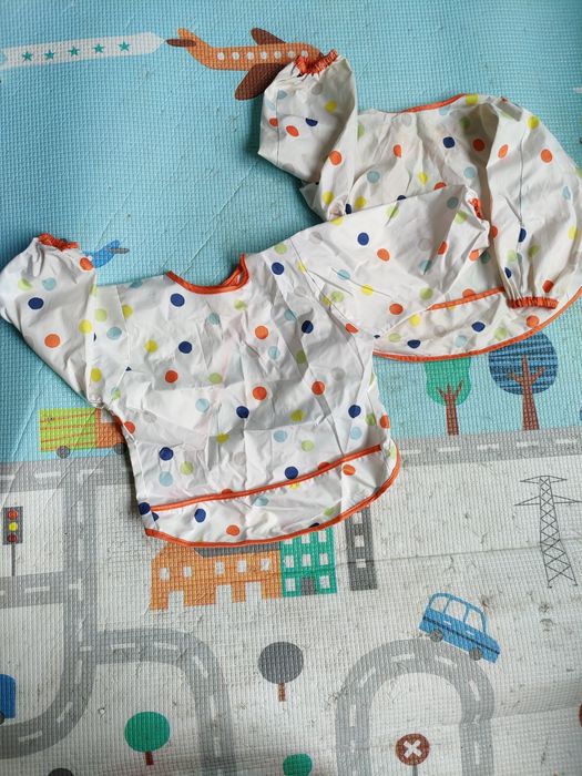 Dwa Śliniaki  fartuszki z rękawami dla IKEA KLADDI