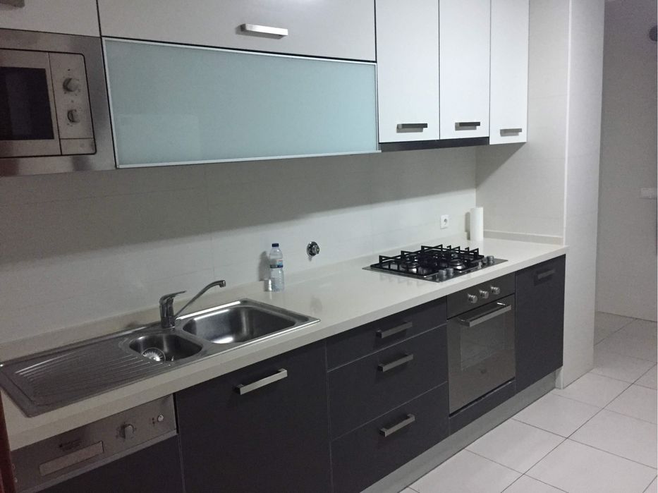 Quarto duplo alugar 250€ por cama tudo incluido .