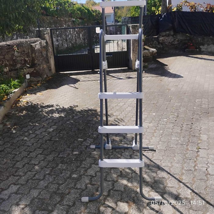 Escada com degraus removíveis Intex modelo: 42 (107 cm).