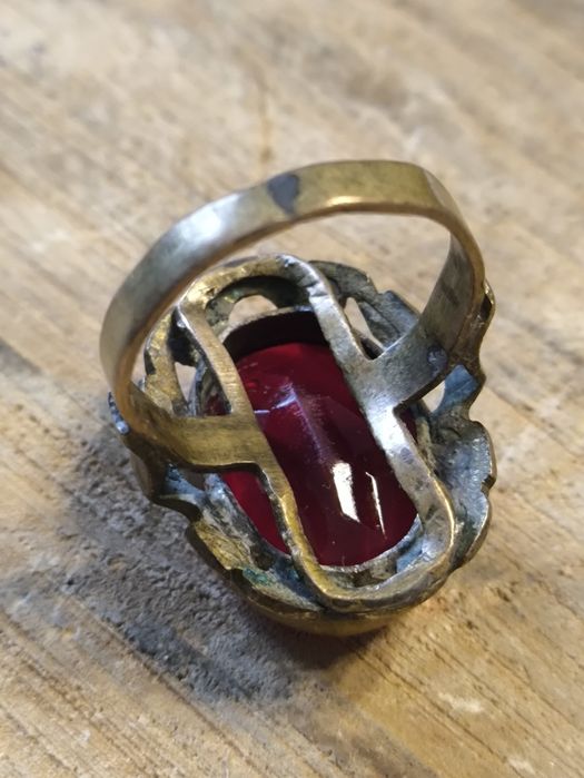 Duży pierścionek prl tombak z czerwonym oczkiem. Vintage .