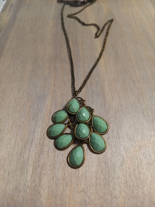 Wisior z zielonymi łezkami